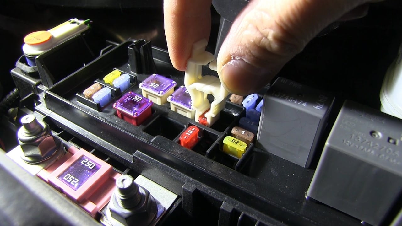 Đề máy không nổ, đèn không sáng..., bạn hãy tự kiểm tra các cầu chì trước khi gọi đến các chuyên gia